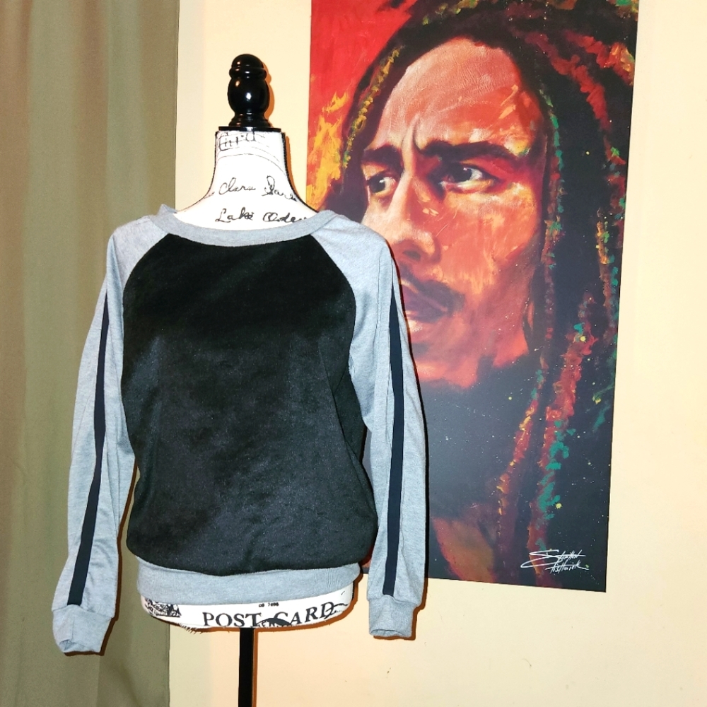 Isaac Mizrahi black & gray w striped sleeve supersoft crewneck womans sweatshirt